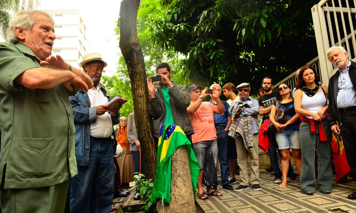 São Paulo - Antigos militantes dos movimentos sociais se reuniram ao redor do monumento que marca o local aonde foi morto Carlos Marighella, um dos líderes da resistência contra da ditadura(Rovena Rosa/Agência Brasil)