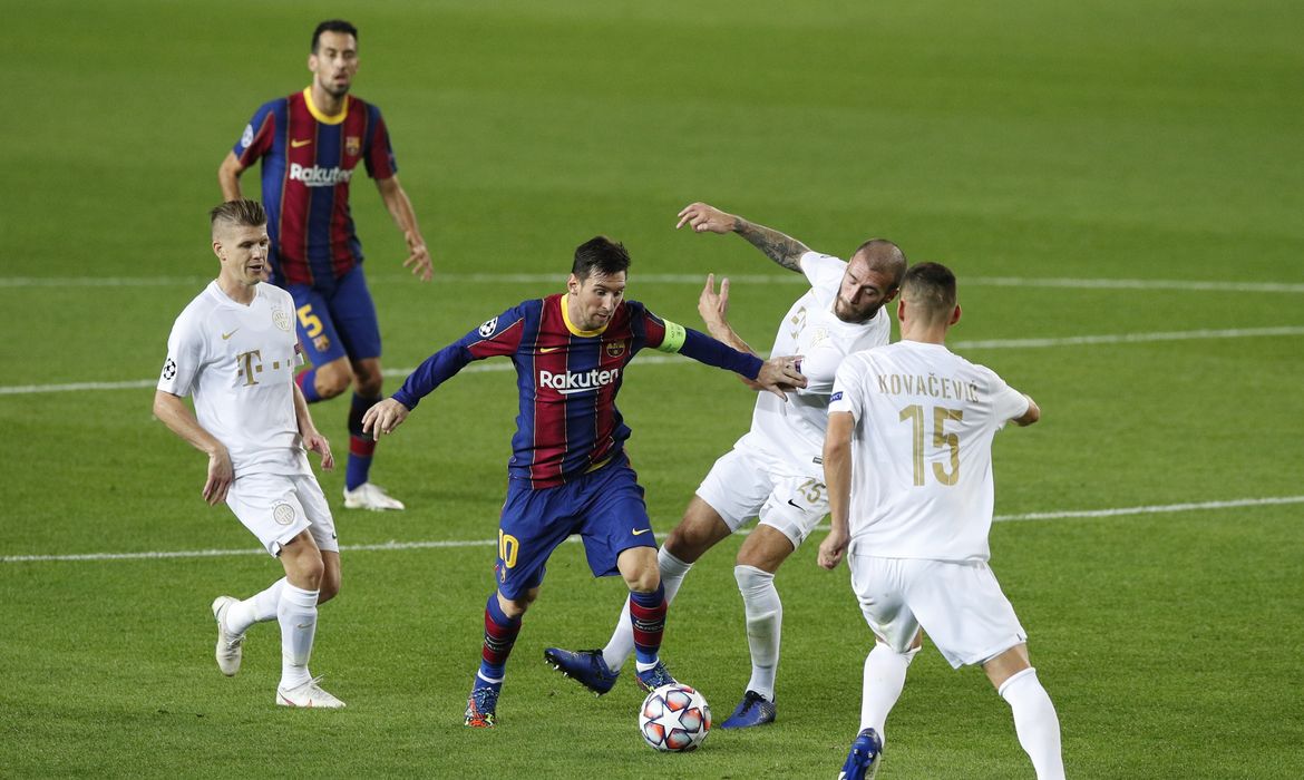 Lionel Messi foge da marcação de jogadores do Ferencváros