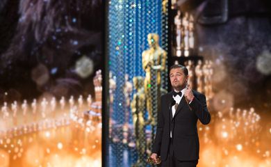 O ator Leonardo Di Caprio recebe o prêmio de melhor ator no Oscar 2016