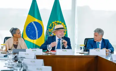 Brasília (DF), 07/01/2025 - Presidente da República, Luiz Inácio Lula da Silva juntamente com a ministra do Meio Ambiente Marina Silva e o ministro do Desenvolvimento Social e Agrário do Brasil Paulo Teixeira, durante sanção do Projeto de Lei nº 1970/2019, que institui a Política Nacional para o Manejo Sustentável, Plantio, Extração, Consumo, Comercialização e Transformação do Pequi e demais Frutos e Produtos Nativos do Cerrado. Foto: Ricardo Stuckert/PR