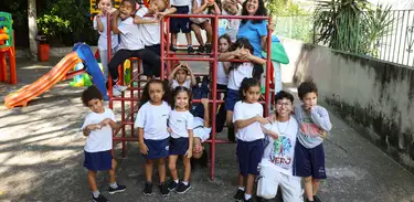 A professora de educação infantil no Centro Integrado de Educação Pública (CIEP) 001, Rosana Candreva da Silva durante horário de intervalo com seus alunos, na escola, no Catete, na zona sul da capital fluminense. 