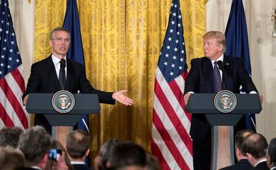 O secretário-geral da Otan, Jens Stoltenberg, e o presidente dos Estados Unidos, Donald Trump, concedem entrevista à imprensa após reunião na Casa Branca (EFE/Direitos Reservados)