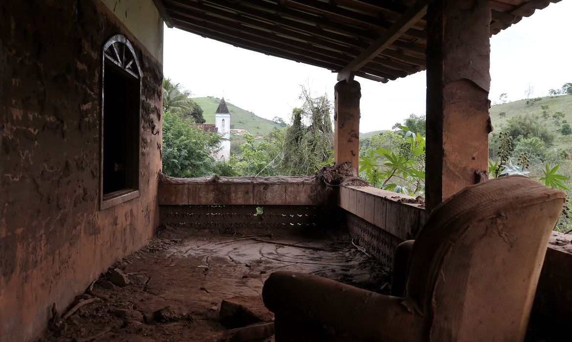 Distrito de Barra Longa. A comunidade foi parcialmente encoberta pela lama que chegou pelo rio Gualaxo do Norte.Na foto, casas atingidas pela lama.