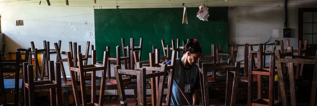 Terceirização: funcionária de limpeza terceirizada limpa sala na UnB Funcionária de limpeza terceirizada na UnB