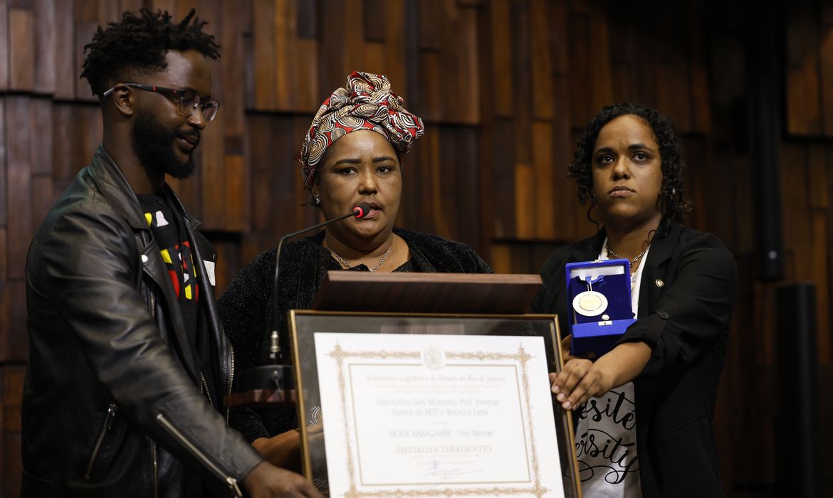 Rio de Janeiro (RJ) 25/06/2024 – Entrega da Medalha Tiradentes a Moïse Kabagambe post mortem, representado por sua mãe, Lotsove Lolo Lay Ivone, e irmão, Maurice Magbo Mugenyi, pela deputada Dani Monteiro, na Assembleia Legislativa (Alerj). Foto: Fernando Frazão/Agência Brasil