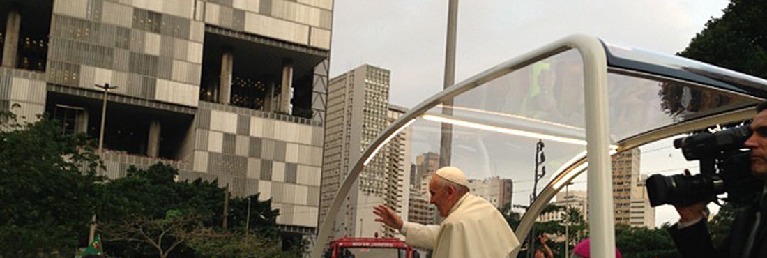 Papa Francisco percorre as ruas do centro da capital fluminense