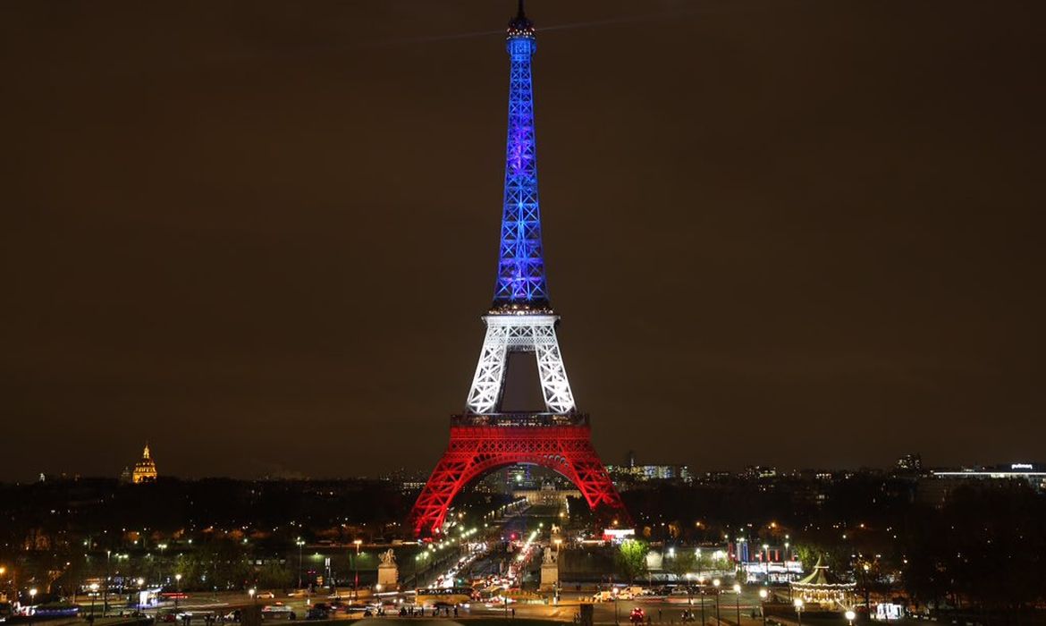 Paris (França) - A Torre Eiffel foi iluminada com as cores azul, branco e vermelho da bandeira francesa (Divulgação Prefeitura de Paris)