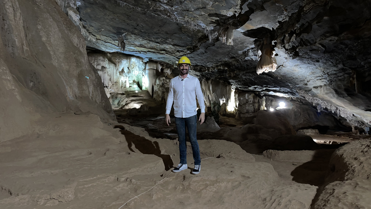 Samuel Guimarães visita as grutas de Cordisburgo