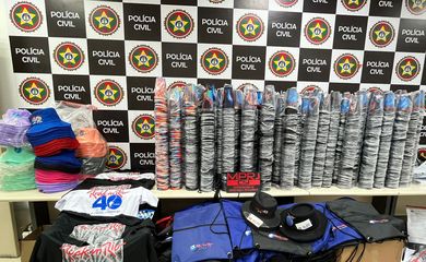 Rio de Janeiro (RJ), 18/07/2024 – Policiais civis da Delegacia de Repressão aos Crimes contra a Propriedade Imaterial (DRCPIM), em ação conjunta com o Ministério Público, apreenderam duas toneladas de materiais falsificados com a marca do Rock in Rio. Foto: PCRJ/Divulgação