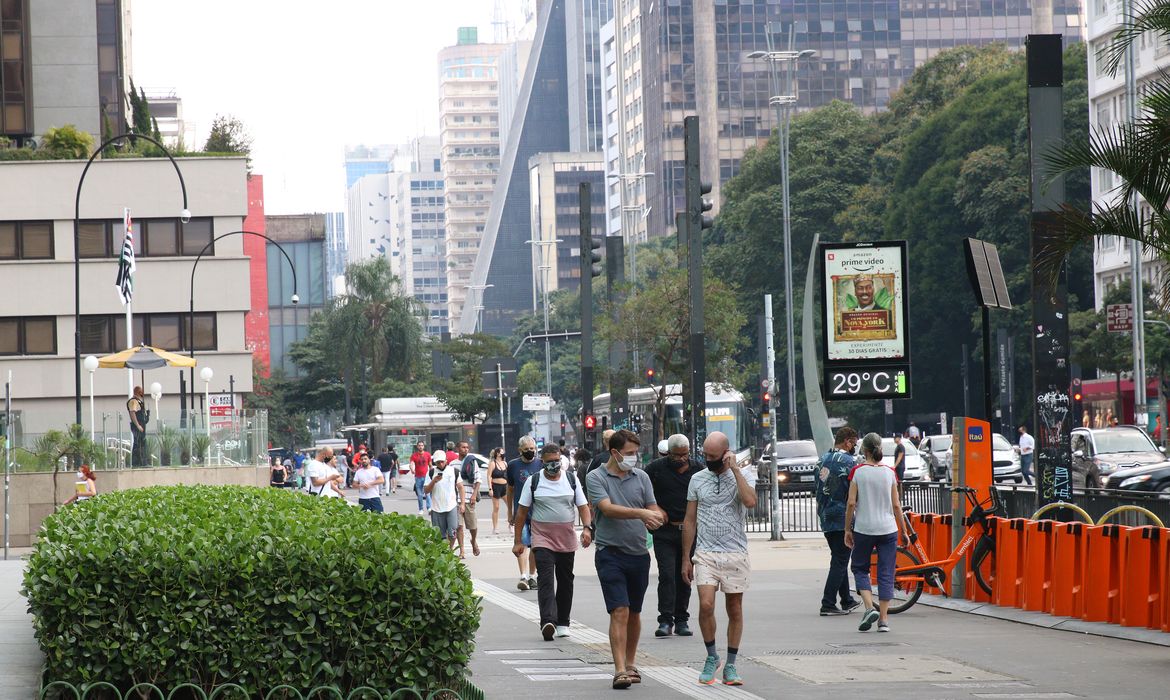 Movimento de pessoas na Avenida Paulista, durante a fase vermelha da pandemia de covid-19 na capital.