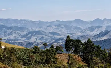 São Paulo-SP,  07/08/2013, Pedra do Baú (conhecido também como Complexo do Baú ou Complexo da Pedra do Baú) é um conjunto de rochas gnaissicas da Serra da Mantiqueira localizado no município de São Bento do Sapucaí, estado de São Paulo, Brasil. O ponto culminante é a Pedra do Baú (altitude de 1964 metros e 340 metros de altura[1]), conhecido por abrigar algumas rotas de escalada esportiva[2]. É formado pelo Bauzinho, Pedra do Baú e Ana Chata.  Foto: Rafa Neddermeyer/Agência Brasil