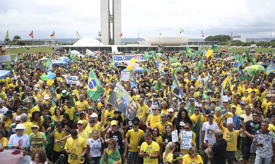 Manifestação a favor de Bolsonaro e contra o PT, na Esplanada dos Ministérios, em Brasília.
