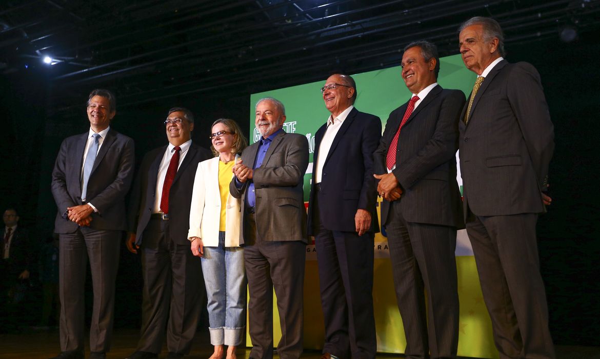 O presidente eleito, Luiz Inácio Lula da Silva, anuncia ministros durante coletiva no CCBB Brasília.