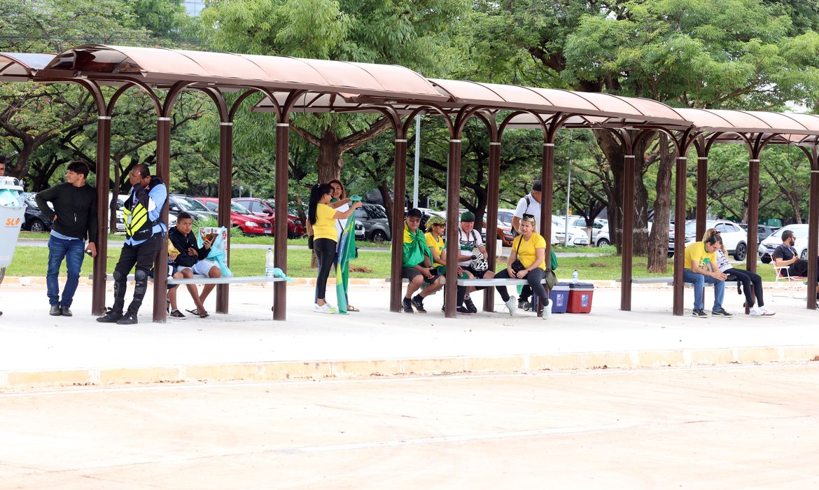 Brasília (DF), 23/11/2025 - Pessoas em frente a sede da Polícia Federal após a prisão do ex-presidente Jair Bolsonaro. Foto: Valter Campanato/Agência Brasil