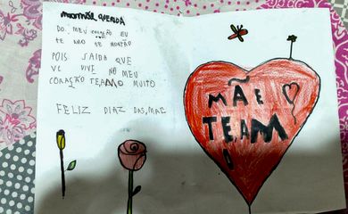 Rio de Janeiro (RJ) 11/05/2024 -  Cartinha de Dia das Mães que Kayque produziu na escola e entregou à Priscila nesta sexta-feira - Tragédias da mineração: perdas impulsionam mães em luta por justiça
Foto: Priscila Izabel/Arquivo Pessoal