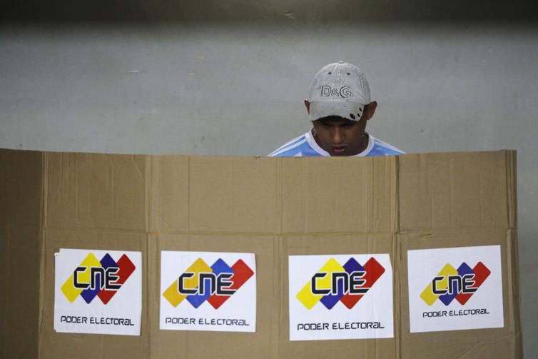 Pouco antes do fim da eleição, campanha de Maduro tenta convencer eleitores a votar.