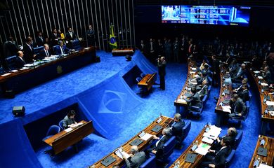 Brasília - O senador João Alberto lê a nota do STF sobre a prisão do senador Delcídio do Amaral, durante sessão do Senado (Wilson Dias/Agência Brasil)