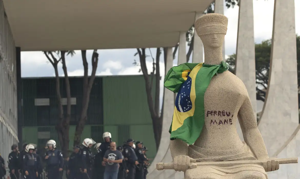 Brasília (DF) 08.01.2023  - Estátua da Justiça, em frente ao Supremo Tribunal Federal (STF), pichada. 