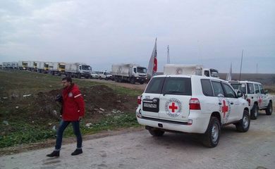 Comboio da Cruz Vermelha com alimentos e medicações chega a cidade sitiada de Madaya, na Síria