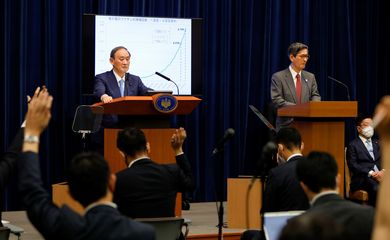 Primeiro-ministro do Japão, Yoshihide Suga, durante entrevista coletiva sobre a resposta do país ao coronavirus em Tóquio