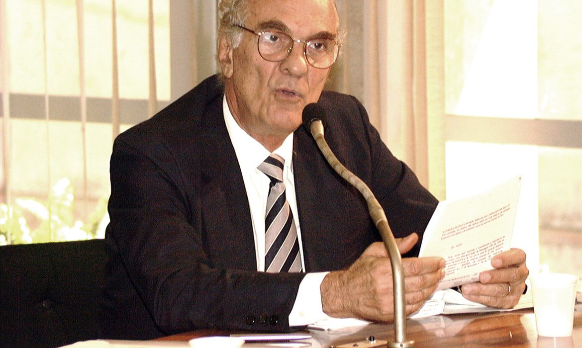 Senador Roberto Saturnino Braga (PT-RJ) nasceu no dia 13/09/1931 no Rio de Janeiro (RJ). 

Mandato: 
no Senado Federal (Rio de Janeiro) para a 51a e 52a Legislaturas. 
A 51a Legislatura refere-se ao período de 01/02/1999 até 31/01/2003; 
A 52a