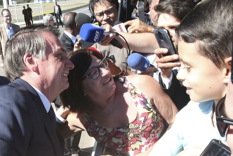 O Presidente Jair Bolsonaro na saída do Palácio da Alvorada com destino ao Rio de Janeiro.