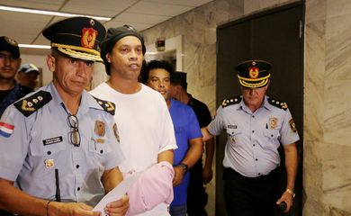 Juiz decide que Ronaldinho deve permanecer na prisão paraguaia