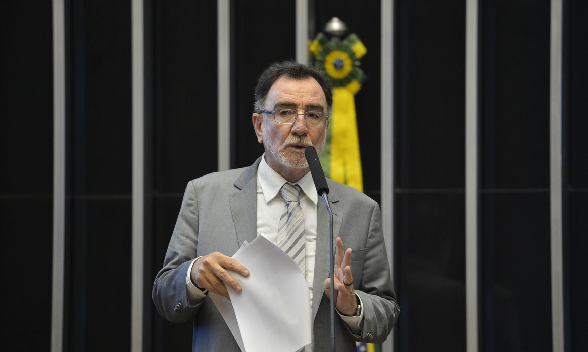 O ministro do Desenvolvimento Agrário, Patrus Ananias, apresenta as prioridades da pasta na Comissão Geral na Câmara dos Deputados (Antonio Cruz/Agência Brasil)