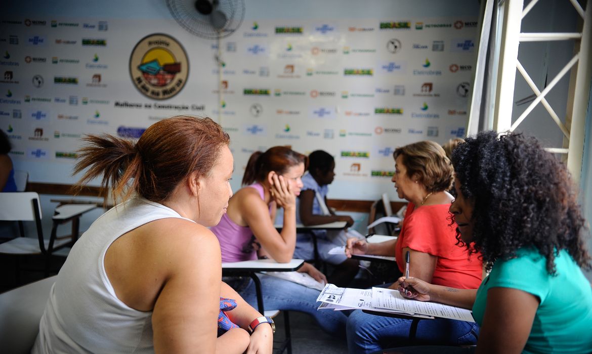 O Projeto Mão na Massa abre inscrições para mulheres de baixa renda que queiram fazer cursos gratuitos na área da construção civil