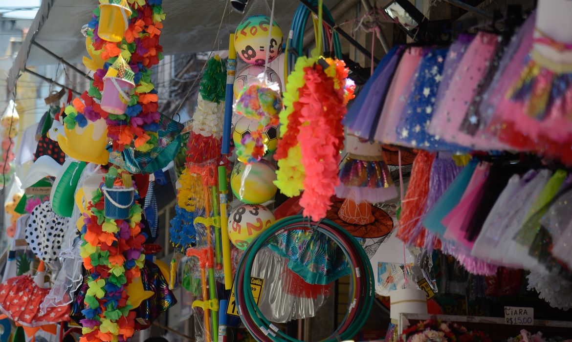 Consumidores nas lojas da Sociedade dos Amigos da Rua da Carioca e Adjacências (Saara), no centro do Rio de Janeiro, fazem compras antecipadas de carnaval