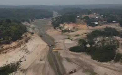 Forte seca atinge o Rio Negro, na floresta amazônica