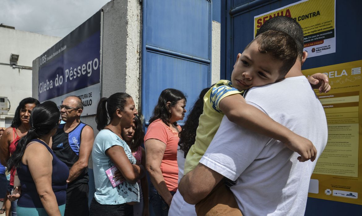 Campanha de vacinação contra febre amarela em Itaquera, SP