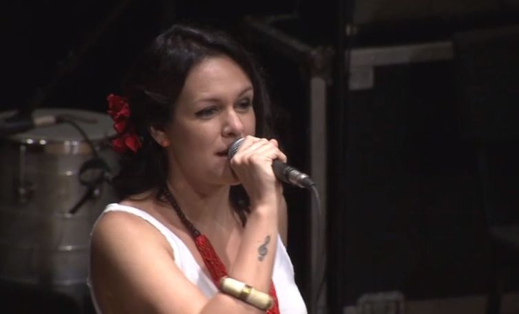 Corina Magalhães no palco do Cena Musical