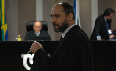 Brasília - O advogado-geral da União, Luís Inácio Adams durante sessão do TCU que analisa as contas do governo de 2014 (Valter Campanato/Agência Brasil)