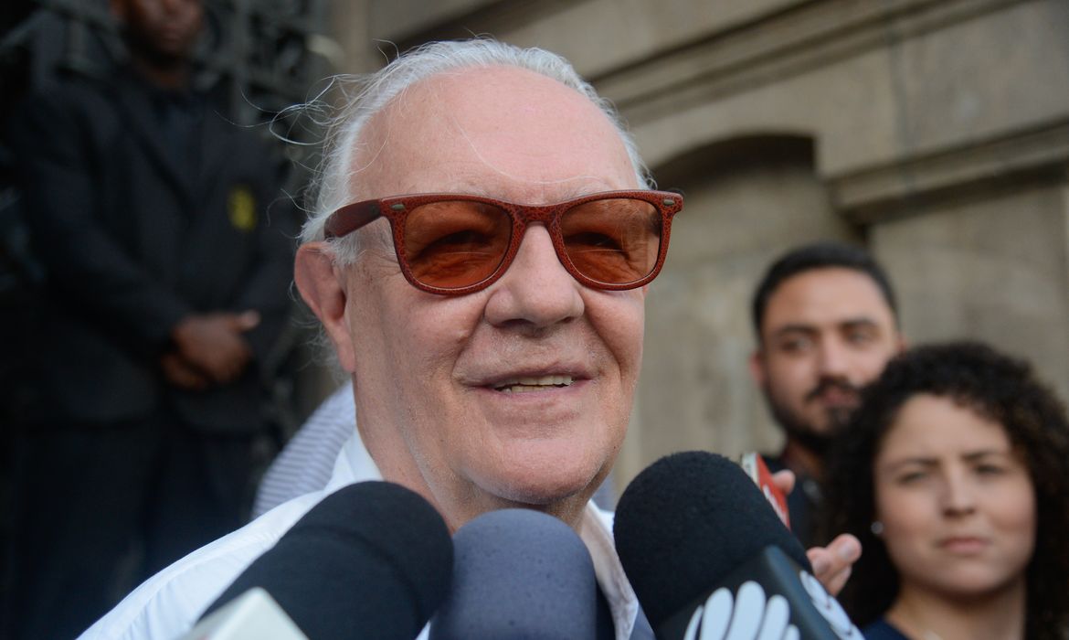 Rio de Janeiro - O ator Ney Latorraca fala à imprensa no velório da atriz Tônia Carrero, no Theatro Municipal (Tânia Rêgo/Agência Brasil)