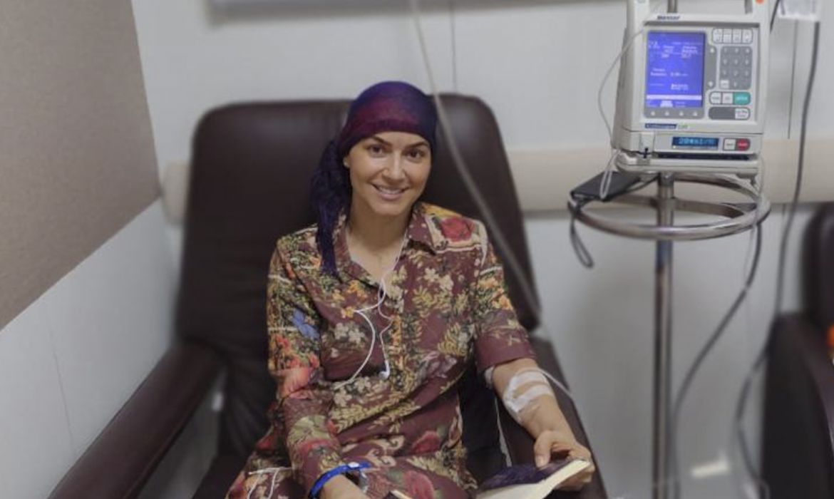 Arquivo pessoal Kelila Mendes,Ao saber que ia perder os cabelos com o tratamento, Keila dou para a ONG Fios de Luz e também ganhou uma peruca da instituição
