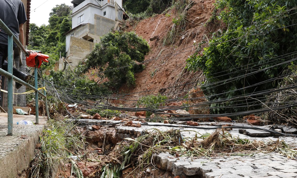 Deslizamento de terra causado pelas chuvas em Petrópolis, na comunidade da 24 de Maio.