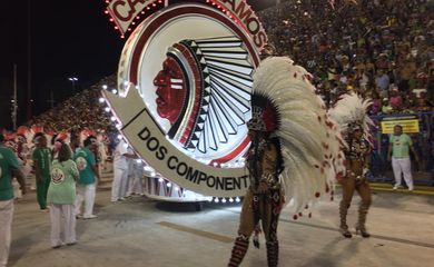 Rio de Janeiro - Homenagem da Mangueira ao bloco Cacique de Ramos no primeiro dia de apresentações do Grupo Especial das Escolas de Samba do Rio, na Sapucaí (Cristina Indio do Brasil/Agência Brasil)