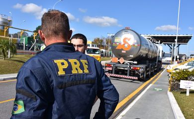 Equipes da Polícia Rodoviária Federal (PRF) escoltam uma carga de combustível para aviação desde a Refinaria da Petrobras em Araucária (PR) até o Aeroporto Internacional Afonso Pena, em São José dos Pinhais (PR).