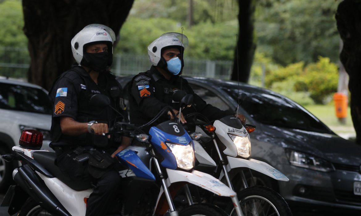 Policiais militares  usam máscara de proteção na cidade do Rio de Janeiro, durante pandemia da Covid-19.