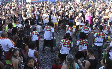 Brasília - Bloco Concentra Mas Não Sai, na 404/405 norte, agita os foliões no carnaval brasiliense (Fabio Rodrigues Pozzebom/Agência Brasil)