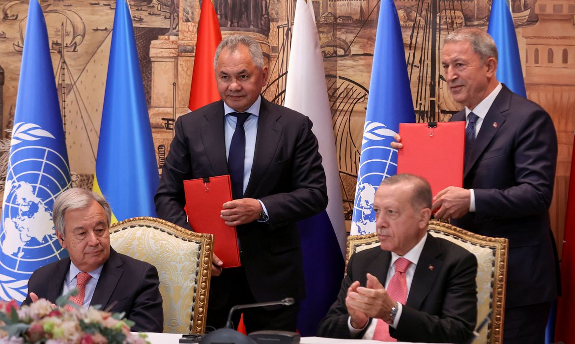 Secretário-geral da ONU, António Guterres, ministro da Defesa da Rússia, Sergei Shoigu, presidente da Turquia, Tayyip Erdogan, e ministro da Defesa da Turquia, Hulusi Akar, durante cerimônia de assinatura de acordo para exportação de grãos