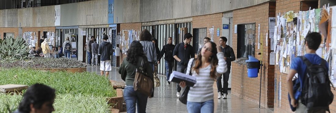Com o fim da greve, aulas são retomadas na UnB Cerca de três meses após o início do movimento de greve, a Universidade de Brasília decide retomar as atividades. Na foto, corredores da UnB no primeiro semestre de 2012
