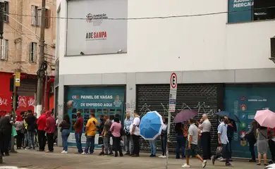 Fila no mutirão de emprego realizado pela Prefeitura de São Paulo no Cate Central da Avenida Rio Branco.