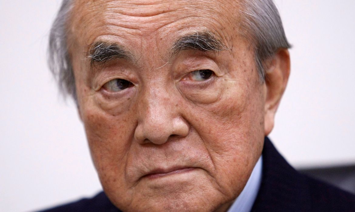 FILE PHOTO: Former Japan Prime Minister Yasuhiro Nakasone attends an interview with Reuters reporters in Tokyo, Japan January 25, 2010. REUTERS/Michael Caronna/File Photo