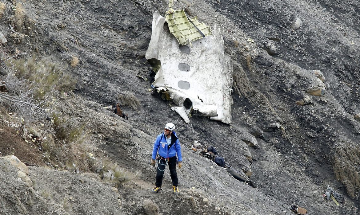 Equipes de resgate trabalham no local da queda do Airbus A320, da Germanwings, próximo à cidade Seyne-les-Alpes, no Sudeste da França 
