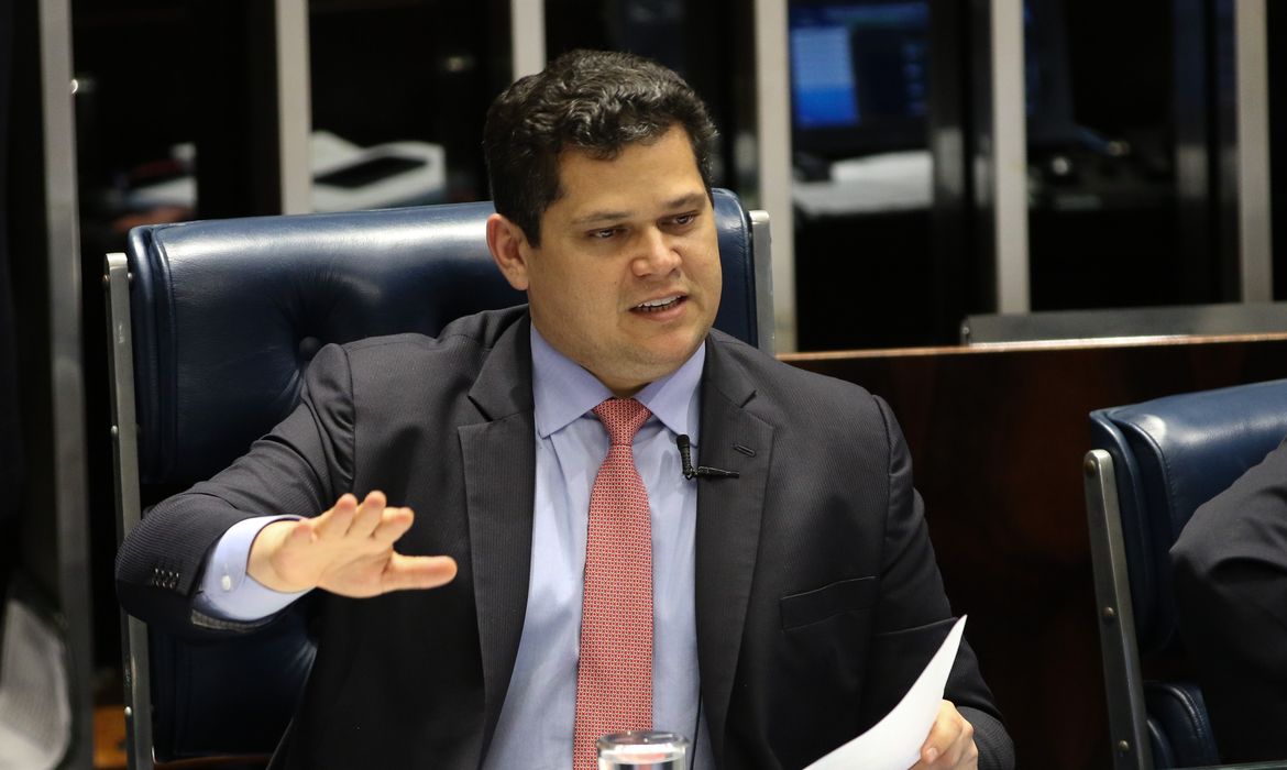 O presidente do Senado, Davi Alcolumbre, durante sessão que aprovou  Proposta de Emenda à Constituição 91/2019, que altera o rito de tramitação das medidas provisórias no Congresso Nacional.