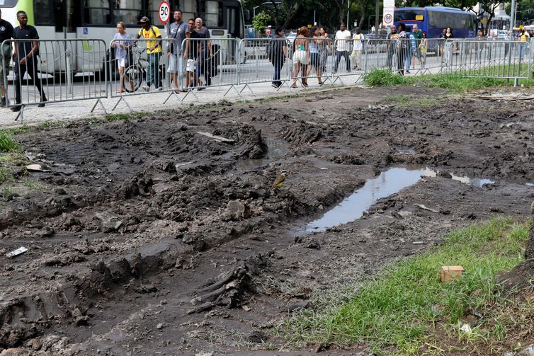 Tânia Rêgo/Agência Brasil Estacionamento em frente ao Comando Militar do Leste (CML), no centro da cidade, que estava ocupado pelos extremistas bolsonaristas, é totalmente esvaziado e material de acampamento recolhido, restando apenas lama e destruição do gramado.
