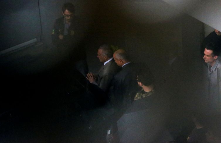 O ex-presidente Michel Temer foi preso preventivamente, em São Paulo. A PolÃcia Federal (PF) levou Temer para o Aeroporto Internacional de Guarulhos, de onde segue para o Rio de Janeiro.