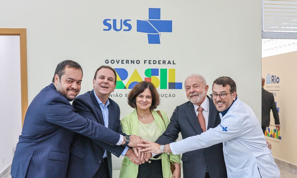 Lula e a ministra da Saúde Nisia Trindade inauguram o Super Centro Carioca de Saúde